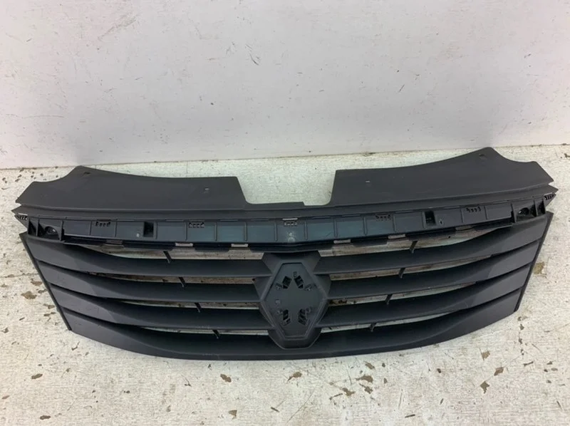 Решетка радиатора Renault Logan 2010-2014