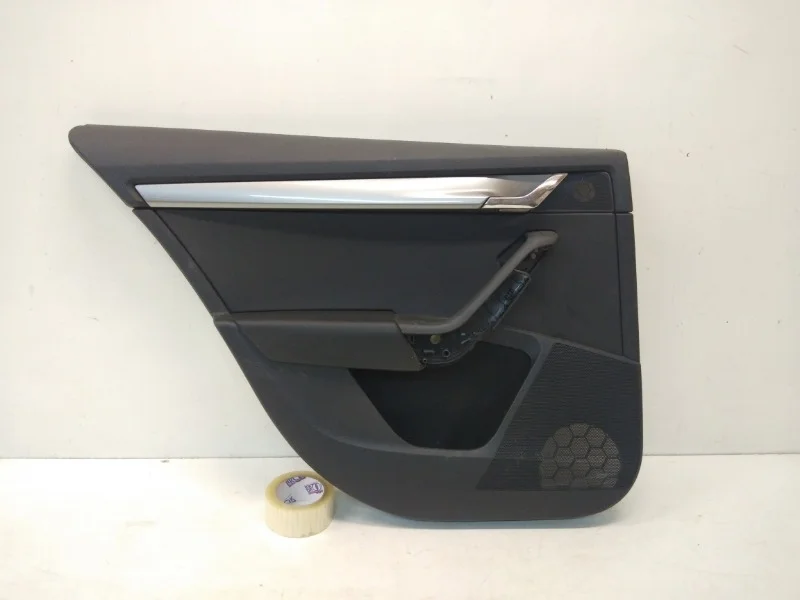 Обшивка двери Skoda Octavia 2013-2020 A7