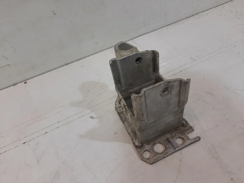 Кронштейн усилителя AUDI A8 2005-2010 D3