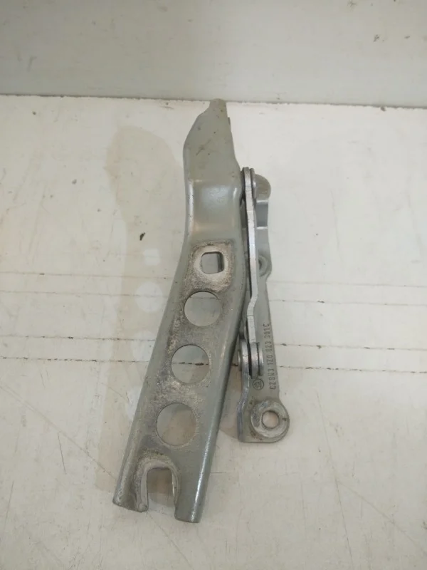 Петля капота Skoda Octavia 2004-2013 A5