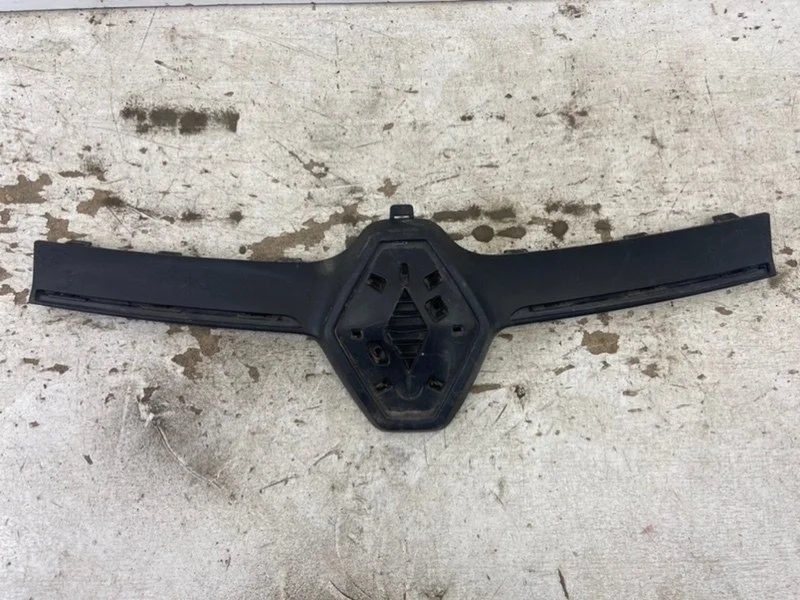 Накладка решетки радиатора Renault Logan 2018-