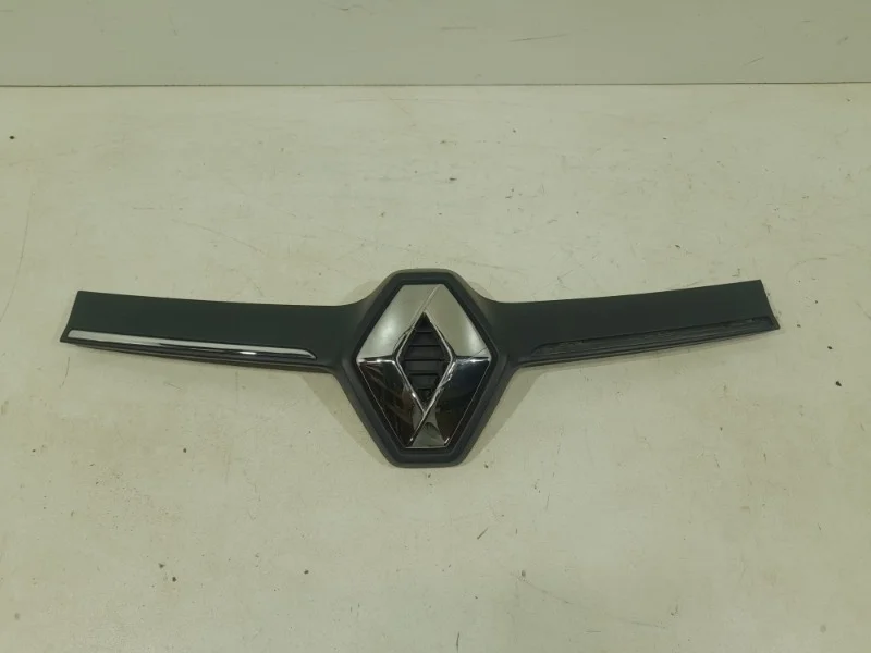 Решетка радиатора Renault Logan 2014-
