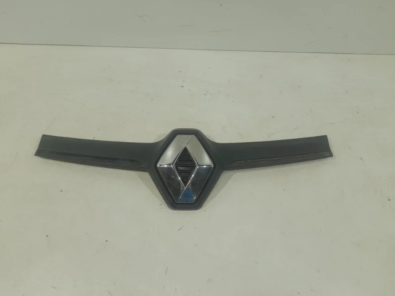 Решетка радиатора Renault Logan 2018-