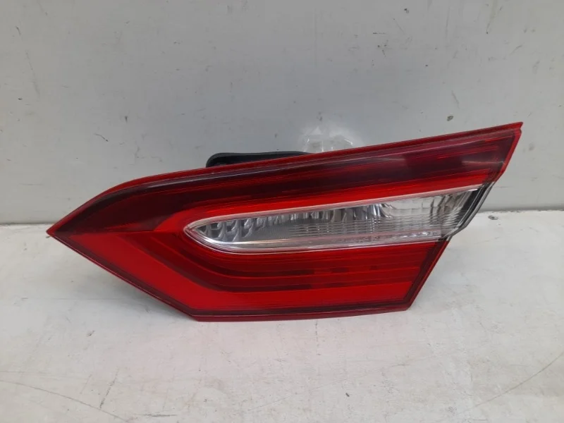 Фонарь в крышку багажника Toyota Camry 2017-2023 XV70