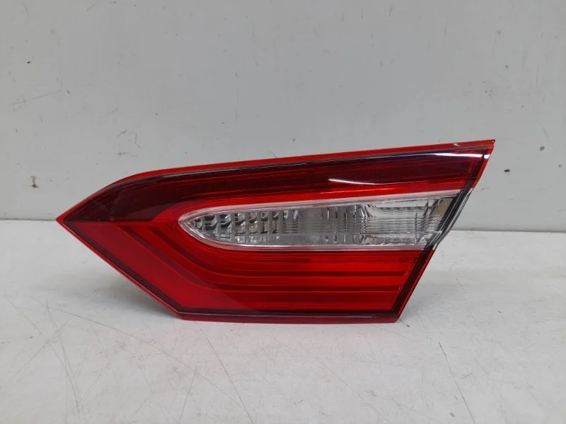 Фонарь в крышку багажника Toyota Camry 2017-2023 XV70