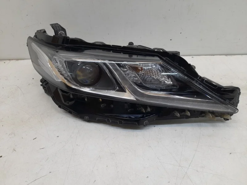 Фара Toyota Camry 2017-2021 70