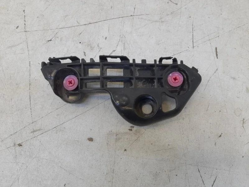 Кронштейн бампера Toyota Camry 2017-2023 70