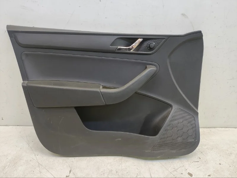 Обшивка двери Skoda Rapid 2015