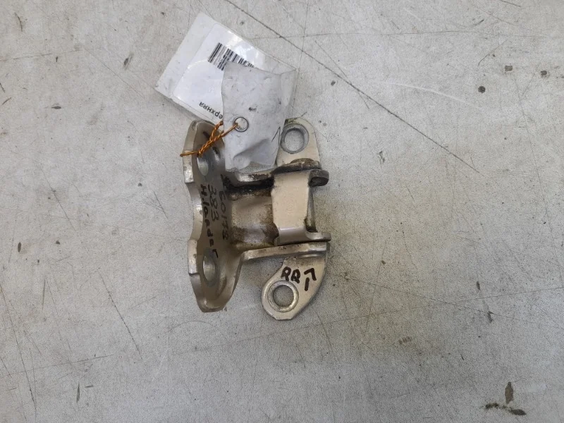 Петля двери Toyota Camry 2017-2023 70