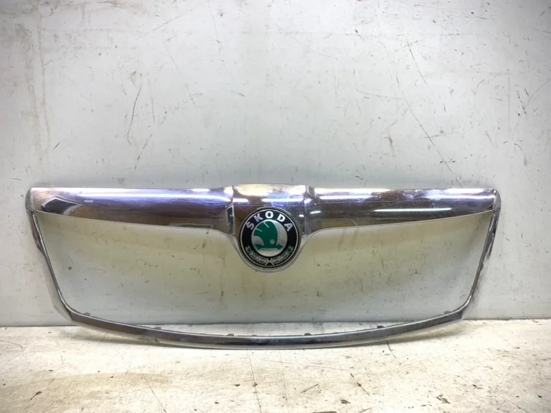 Молдинг решетки радиатора Skoda Octavia 2008-2012 A5 FL