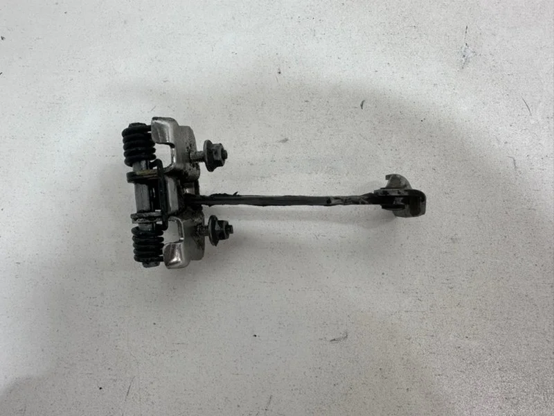 Ограничитель двери Renault Sandero 2014-