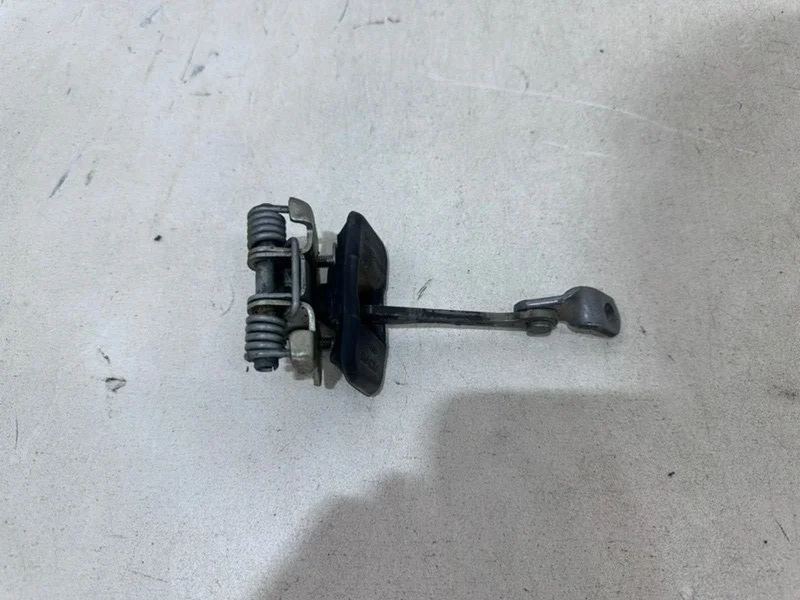 Ограничитель двери Renault Duster 2010 - 2021