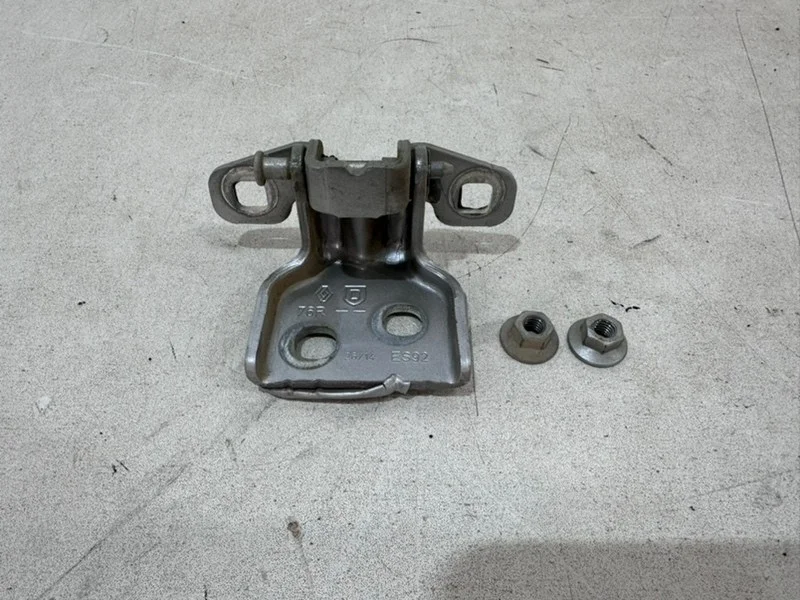 Петля двери Renault Duster 2010 - 2021