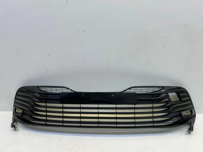 Решетка бампера Toyota Camry 2018- V70