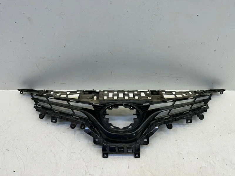 Решетка радиатора Toyota Camry 2018- V70