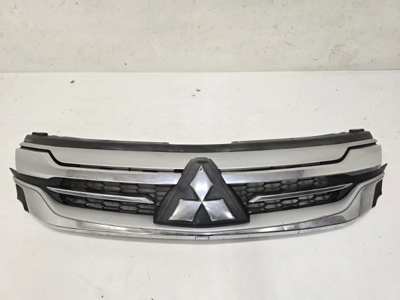 Решетка радиатора Mitsubishi Pajero Sport 2015—2021 3