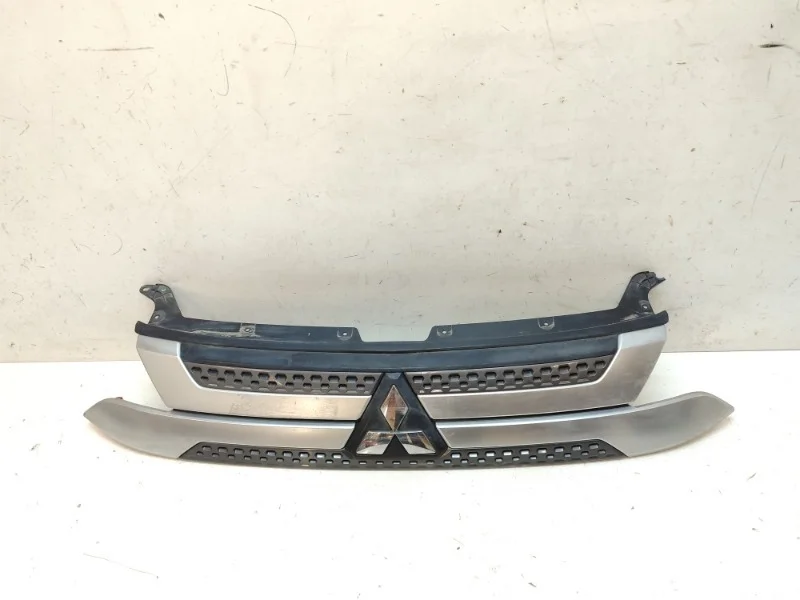 Решетка радиатора Mitsubishi Oultander 2018-2022 3