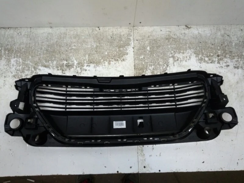 Решетка бампера Peugeot 301