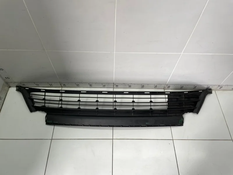 Решетка в бампер центральная передняя Toyota RAV4