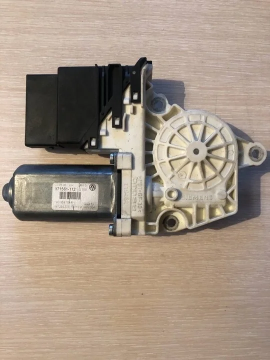 Моторчик стеклоподъемника задний правый Volkswagen