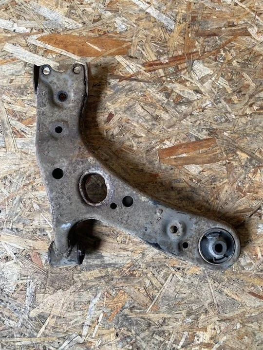 Рычаг подвески передний левый Toyota Avensis 3