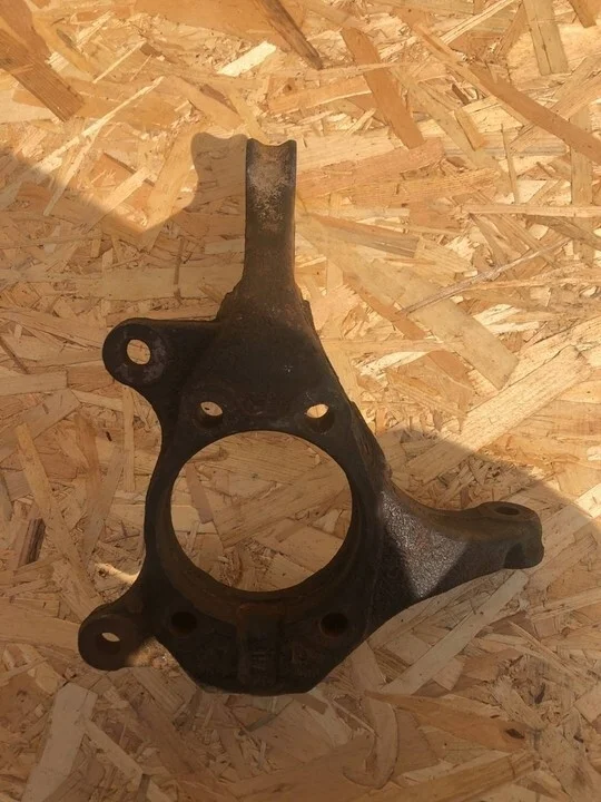 Кулак поворотный передний левый Toyota RAV4 XA30