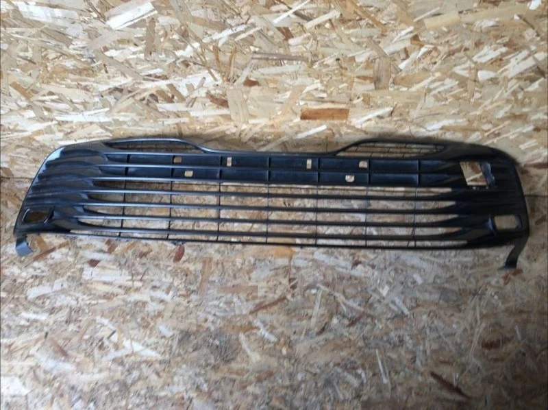 Решетка в бампер центральная Toyota Camry XV70