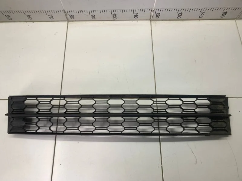 Решетка в бампер центральная Skoda Octavia A7 5E