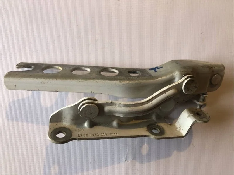 Петля капота левая Skoda Octavia A5