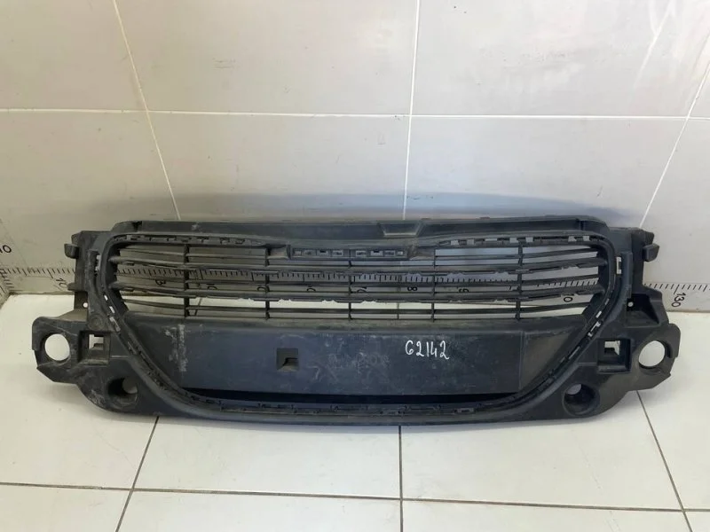 Решетка в бампер центральная Peugeot 301