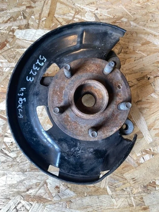 Кулак поворотный передний правый Opel Astra J