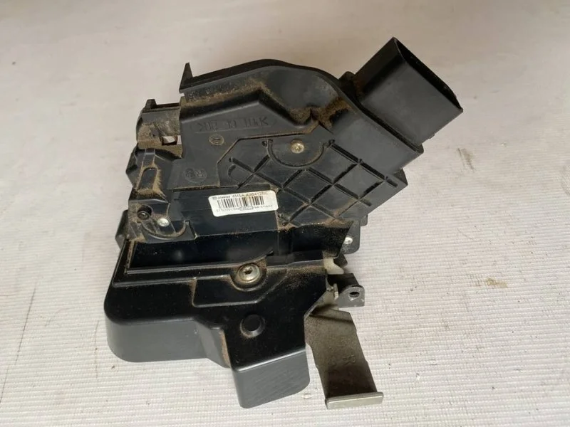 Замок двери задний правый Ford Focus 2 2010