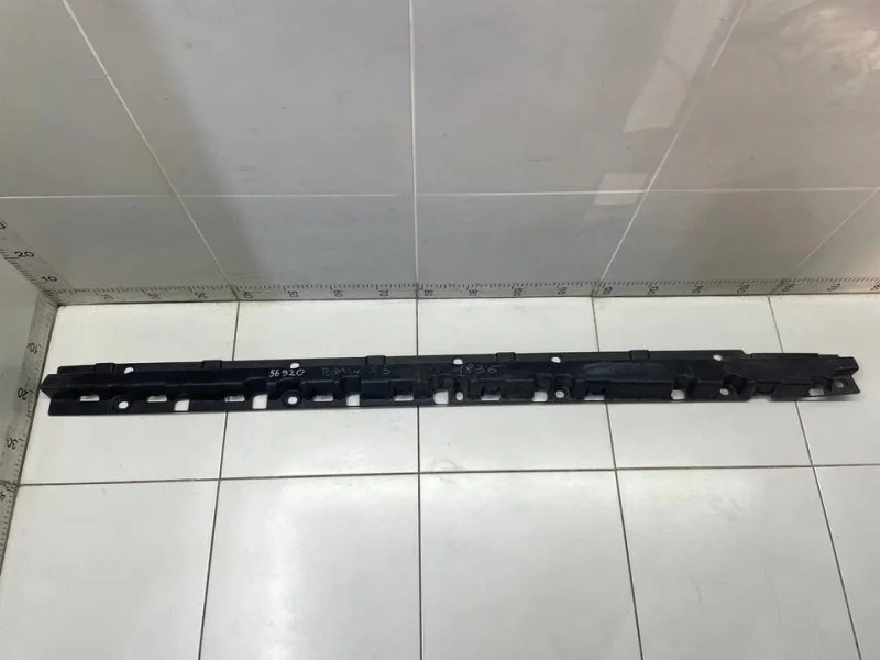 Кронштейн накладки порога правый BMW X5 E70