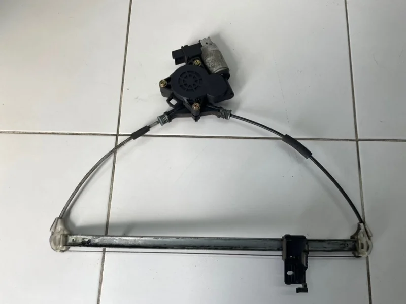 Стеклоподъемник электрический задний правый Mazda