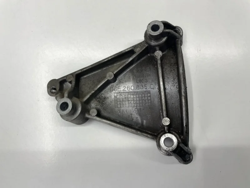 Кронштейн компрессора кондиционера Audi A6 C6 4F2