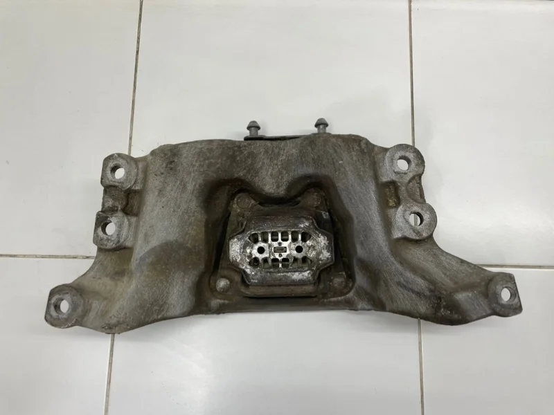 Кронштейн КПП опорный Audi A6 C6 4F2 СЕДАН AUK 3.2