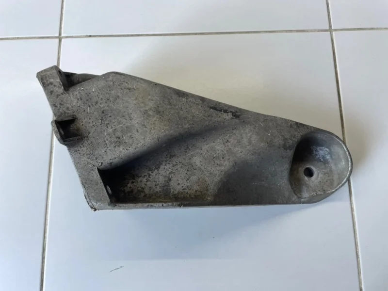 Кронштейн двигателя правый Volkswagen Touareg 2