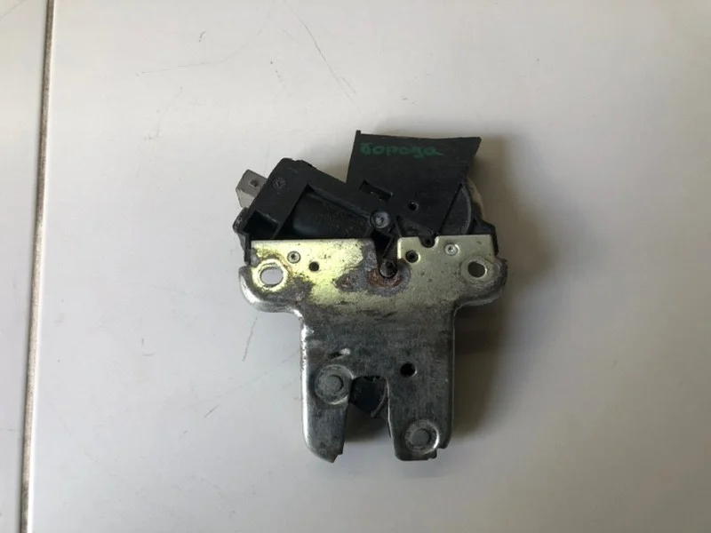 Замок багажника Volkswagen Passat B6 2005