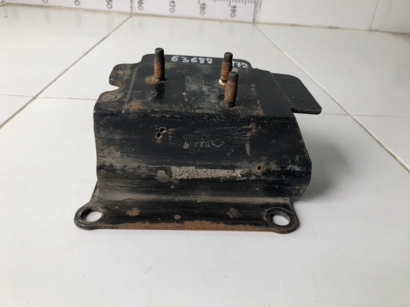 Кронштейн бампера передний левый Nissan Teana J31