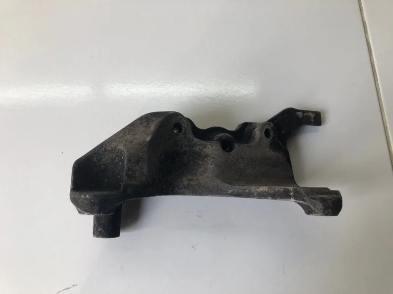 Кронштейн двигателя правый Opel Astra J 69 СЕДАН