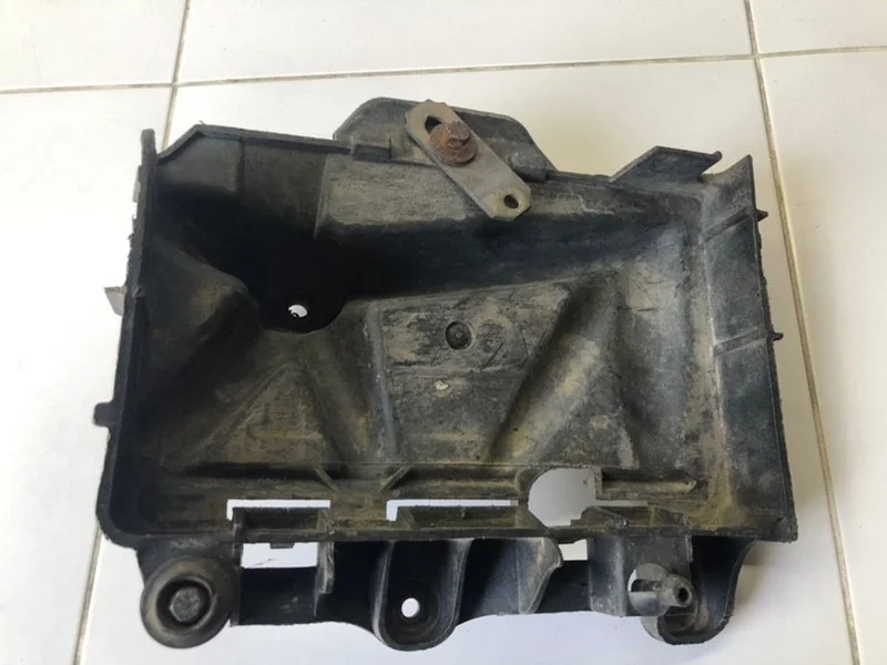 Крепление аккумулятора (корпус/подставка) Skoda