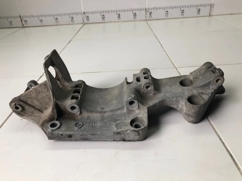 Кронштейн генератора Audi A3 8L1 ХЭТЧБЕК (3ДВ) AEH