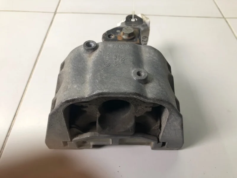 Опора двигателя правая Audi A3 8L 2005
