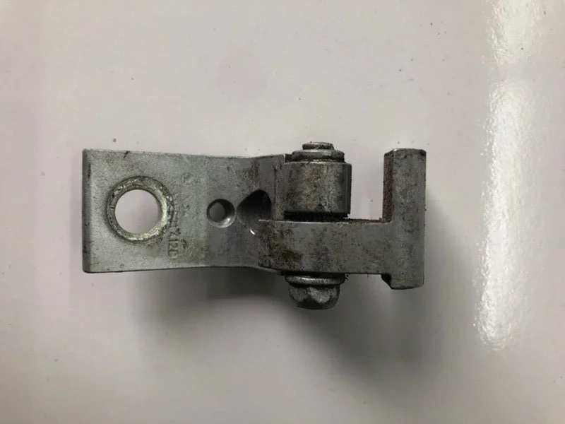 Петля двери нижняя передняя правая Skoda Octavia