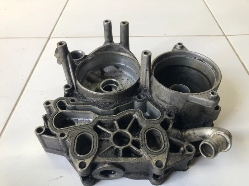 Кронштейн масляного фильтра Audi A6 C6 3.0 2005