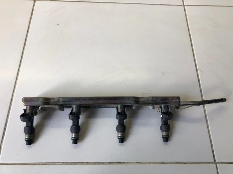 Рейка топливная (рампа) Nissan Almera Classic B10