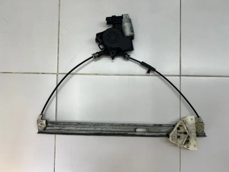 Стеклоподъемник электрический передний левый Mazda