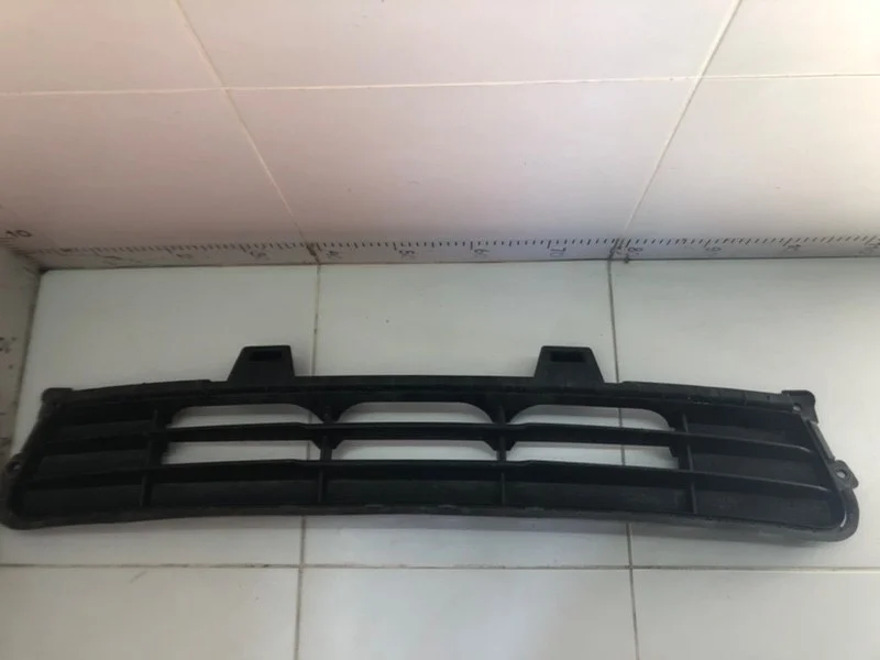 Решетка в бампер центральная передняя Kia Seltos