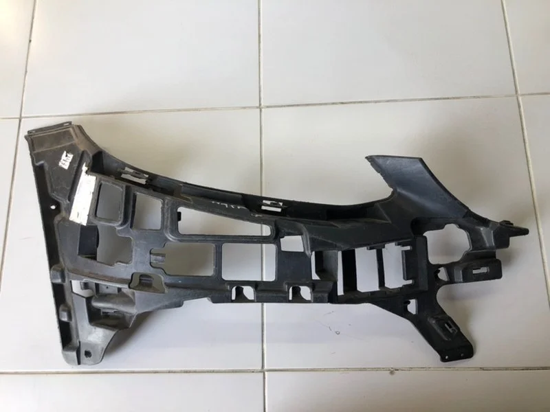 Кронштейн бампера передний правый Mercedes-Benz