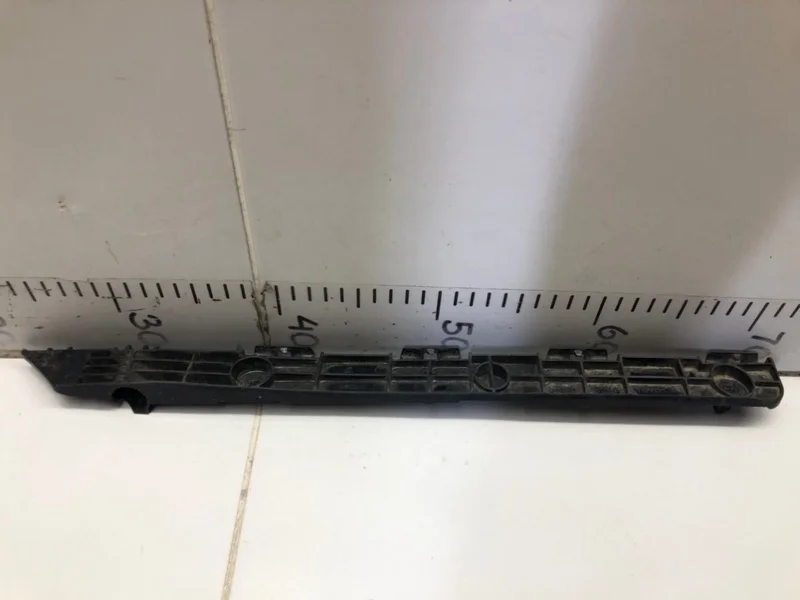 Направляющая бампера задняя левая Toyota Camry